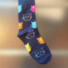 Lustige Socken mit Katzenköpfe-Motiv